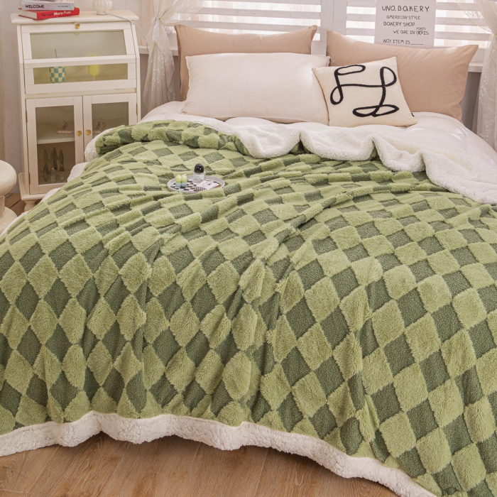 Patura Cocolino cu Blanita de Iepure si Catifea Teddy, 200x230cm, cu blanita pe spate - Verde