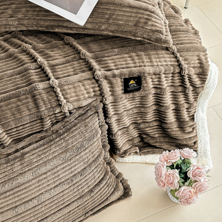 Pătură Cocolino Groasă cu Blăniță Premium 200x230cm + 2 Fețe de Pernă 50x70cm, Maro [4]