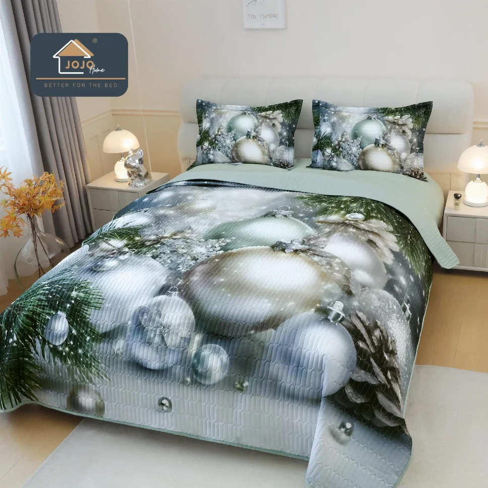 Cuverturi pat Mos Craciun - Cuvertura matlasata 3 piese, globuri argintii pe crenguțe verzi-CVM4