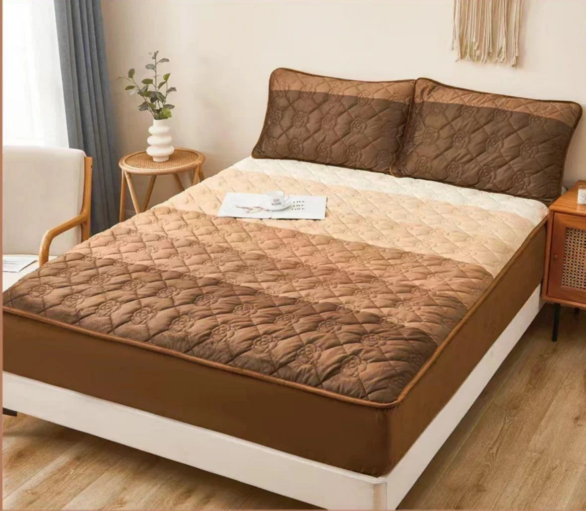 Huse Tip Topper 160x200 - Husă tip topper 160x200 cm maro matlassat cu model floral, cu elastic-TB6