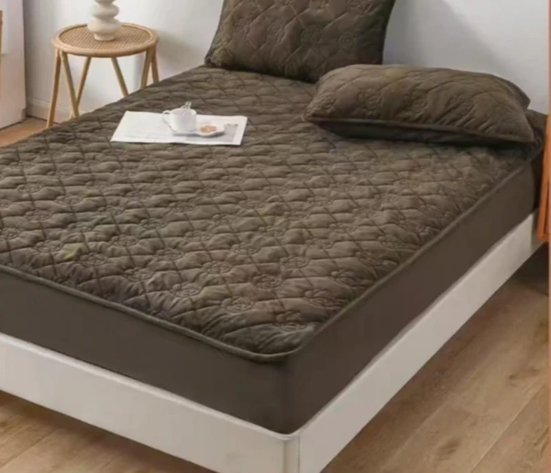 Huse Tip Topper 160x200 - Husă tip topper 160x200 cm matlassat maro inchis cu model geometric-TB2