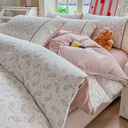 Lenjerii de pat Bumbac 100% - Lenjerie de pat bumbac 100% cu Elastic si broderie,4 piese Crem cu paisley roz, detalii dantela-BJ2