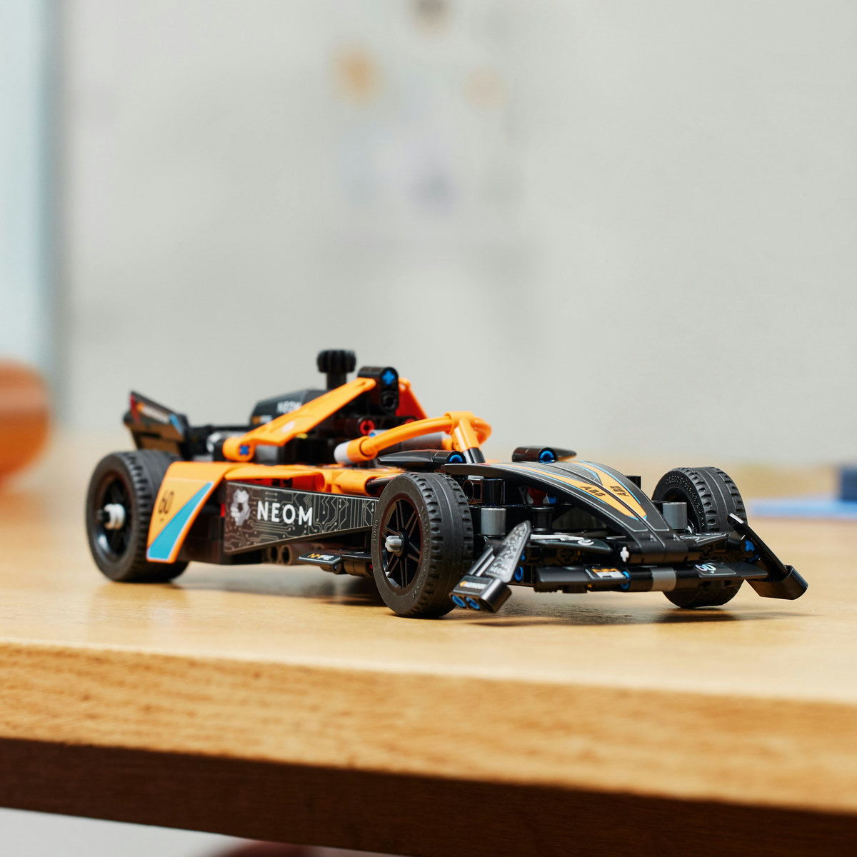 Masina de cursa NEOM McLaren Formula E - Ambalaj deteriorat [5]