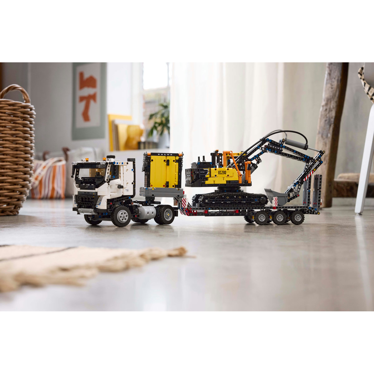 Camionul FMX si excavatorul electric EC230 de la Volvo - Ambalaj [5]