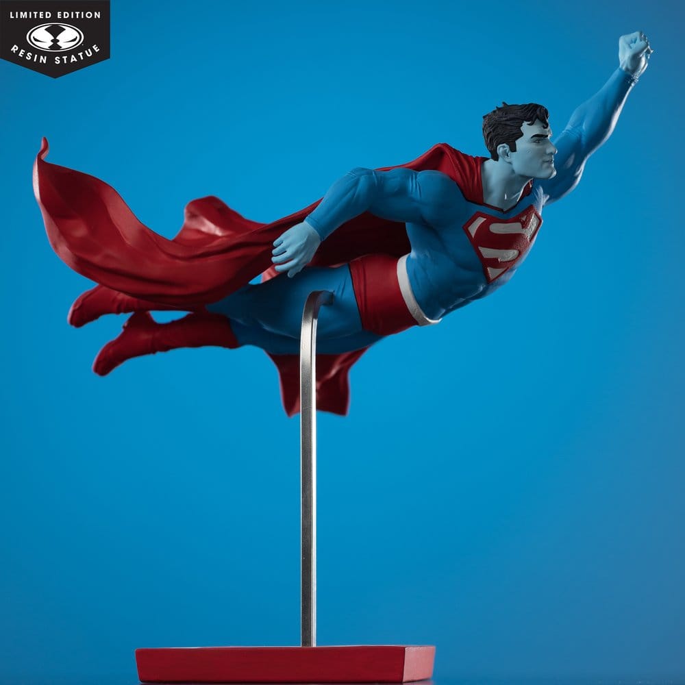DC Direct Superman Red & Blue Statue 1/10 Superman by Lee Bermejo 26 cm [4]