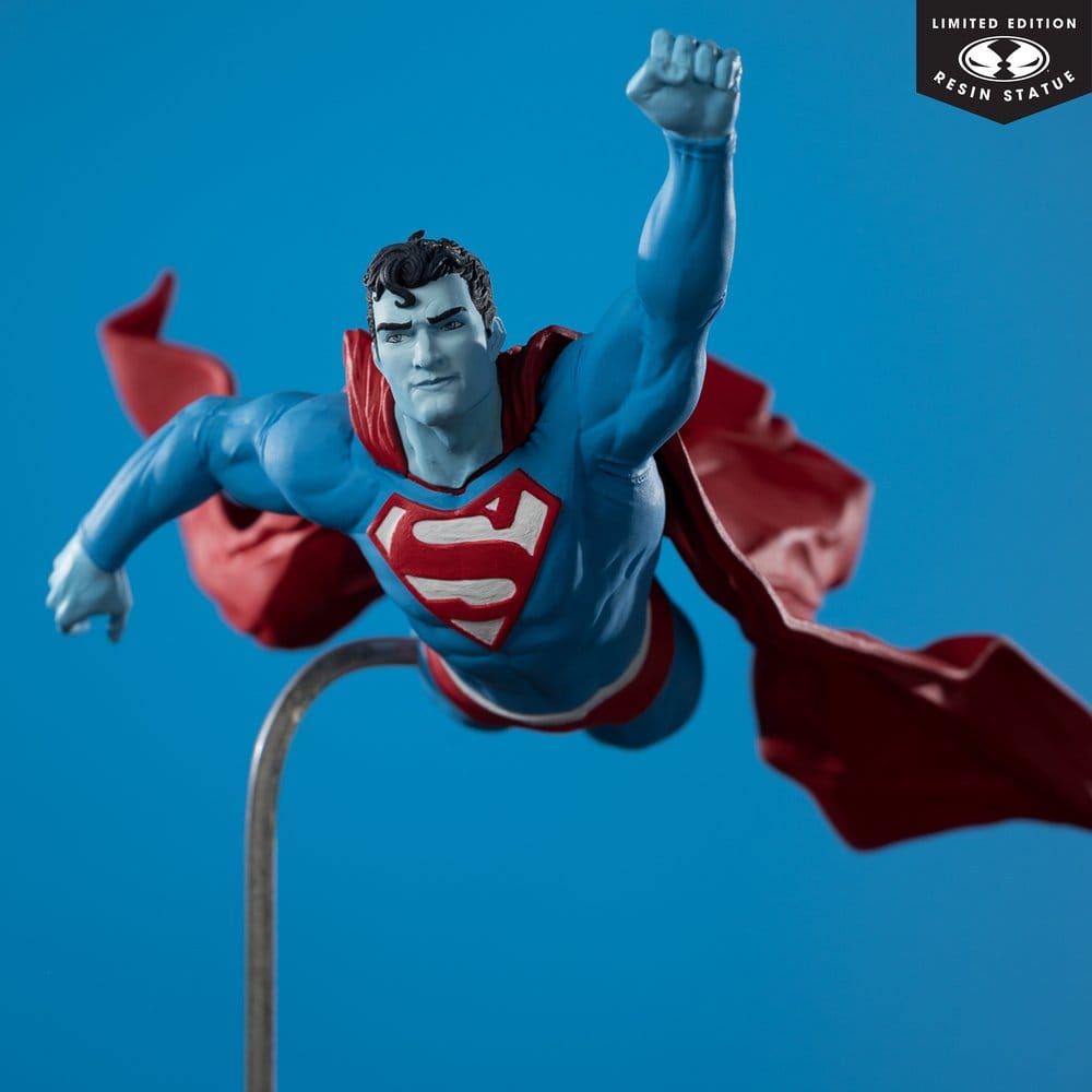 DC Direct Superman Red & Blue Statue 1/10 Superman by Lee Bermejo 26 cm [5]