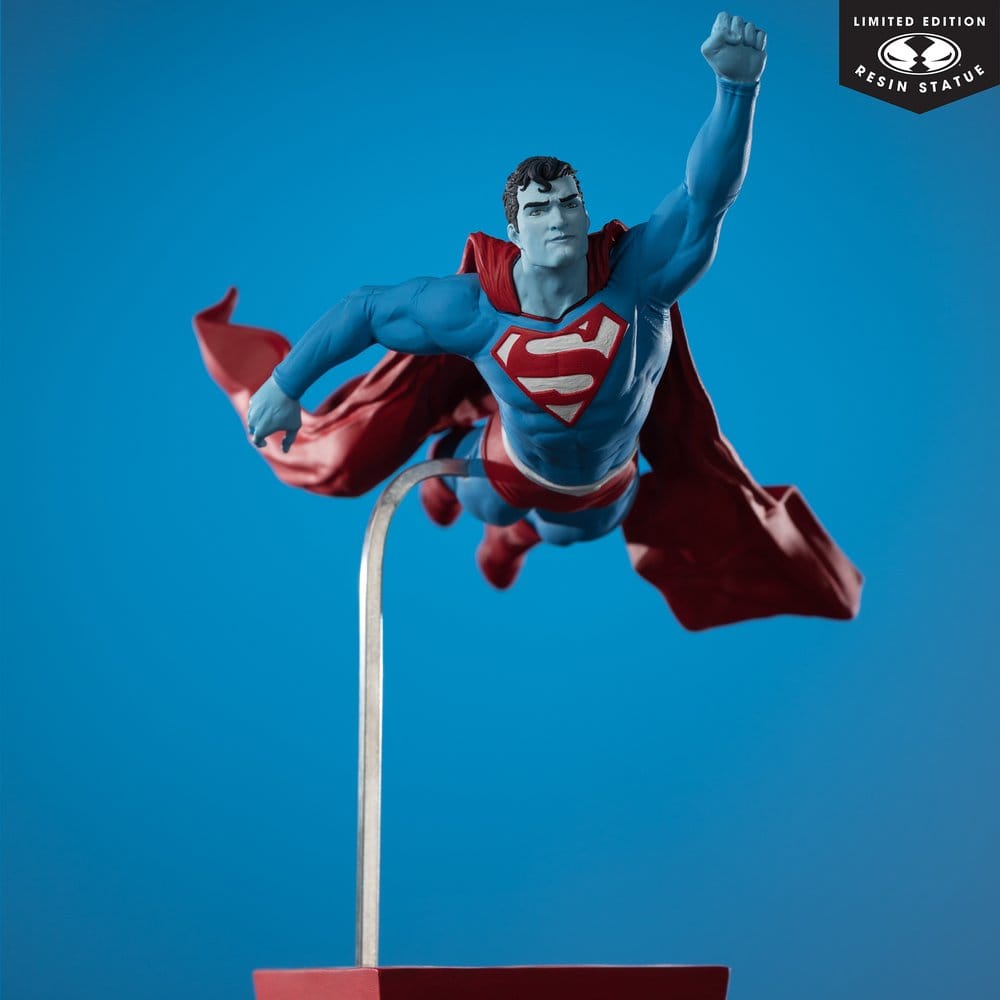 DC Direct Superman Red & Blue Statue 1/10 Superman by Lee Bermejo 26 cm [6]