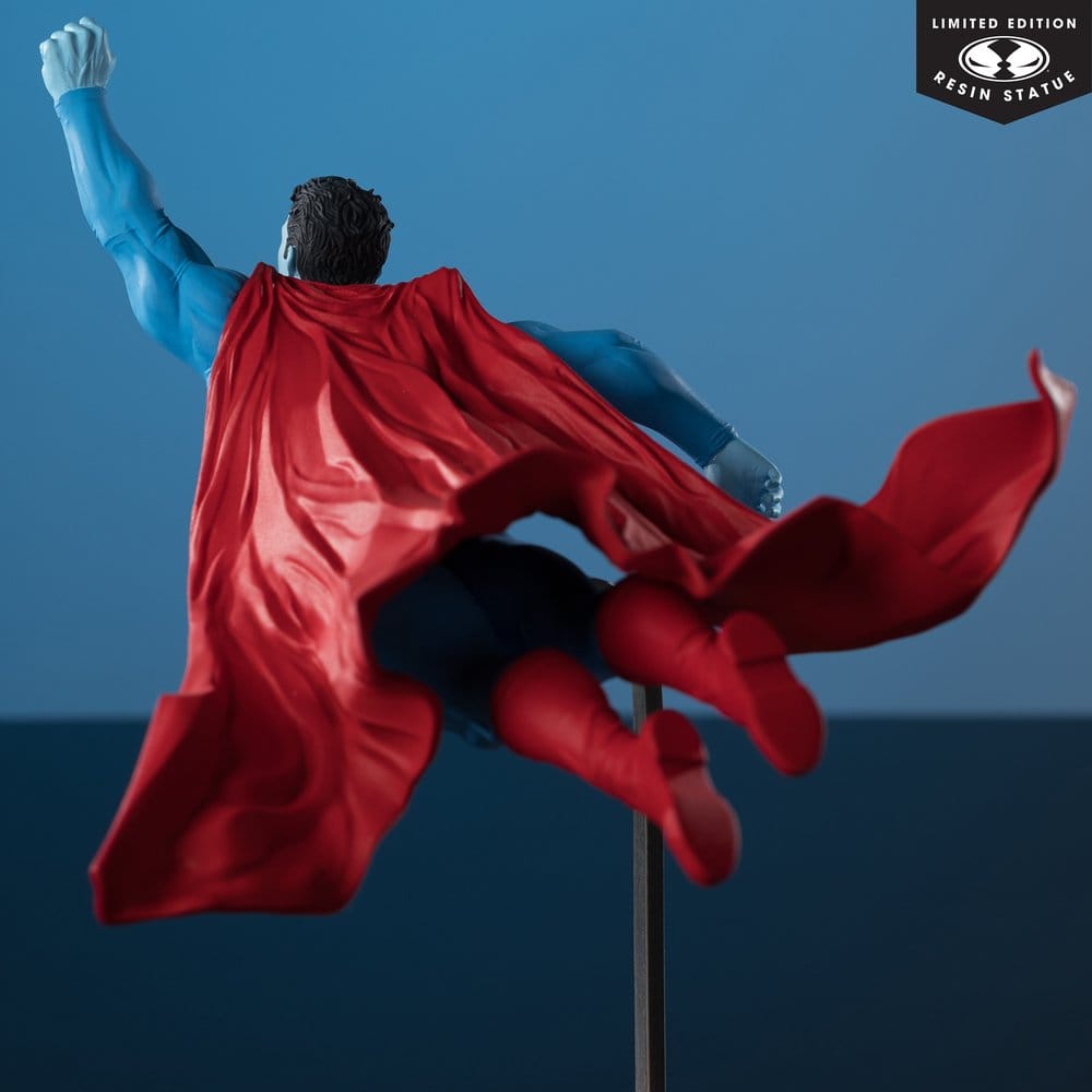 DC Direct Superman Red & Blue Statue 1/10 Superman by Lee Bermejo 26 cm [7]