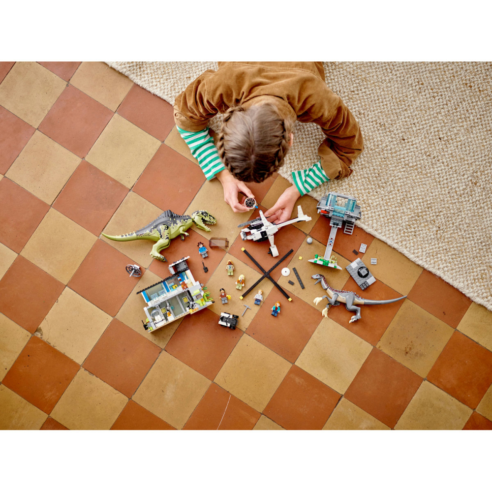 Atacul Giganotozaurului şi Therizinosaurului [4]