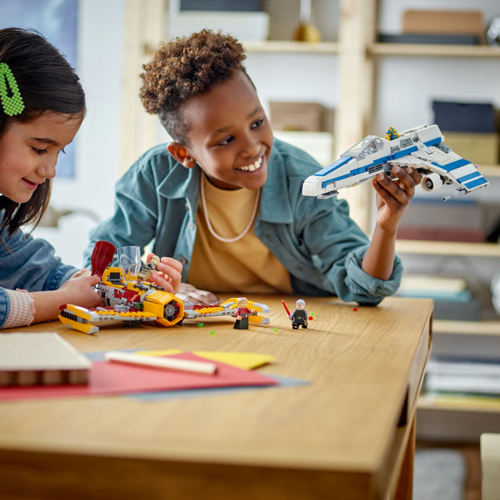 E-Wing al Noii Republici vs Starfighter-ul lui Shin Hati [5]