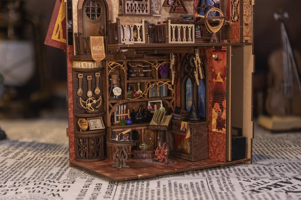 Flame Common Room - DIY Book Nook Kit cu LED [3]