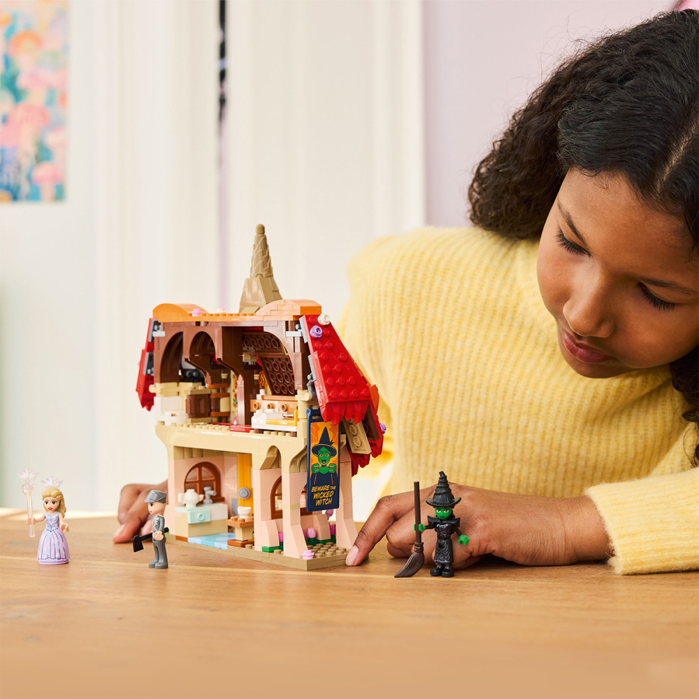 LEGO Wicked Glinda si Elphaba viziteaza Munchkinland 75690 [6]