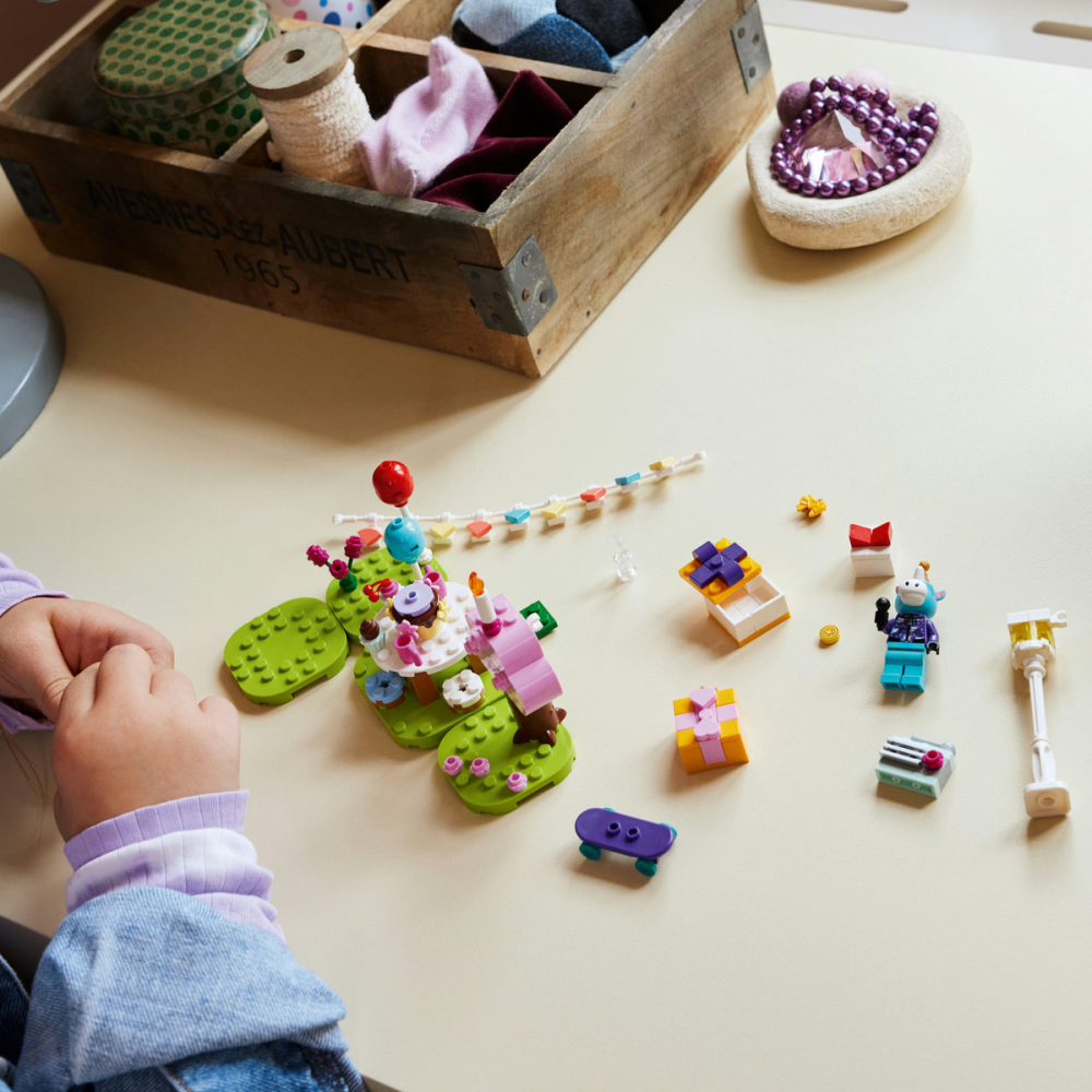 LEGO Animal Crossing Petrecerea de ziua de nastere a lui Julian 77046 [4]