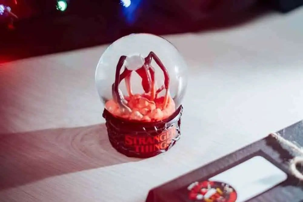 Stranger Things Snow Globe 8 cm [4]