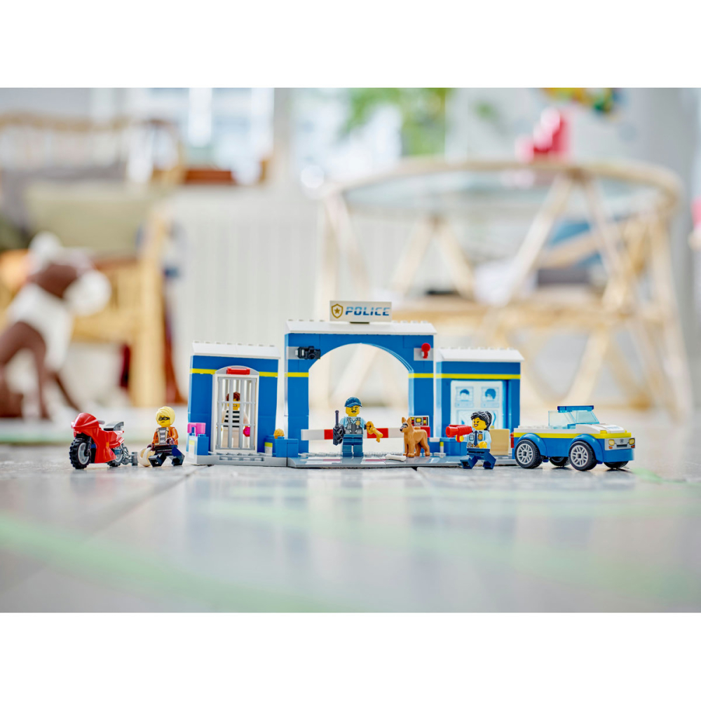 Urmarire la sectia de politie [6]