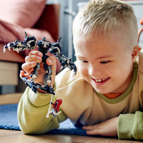 Armura de robot a lui Venom vs Miles Morales [4]