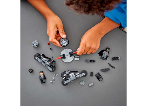 Batman & Selina Kyle Umarirea cu motociclete [7]