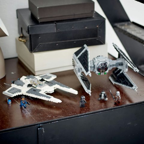 Fang Fighter mandalorian vs TIE Interceptor [5]
