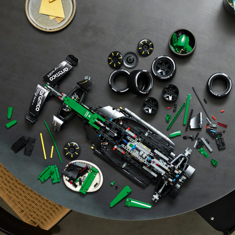 Mașina F1® Aston Martin Aramco AMR25 [7]