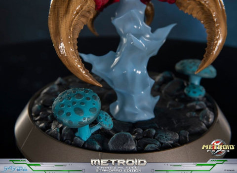 Metroid Prime PVC Figure Metroid (Standard) (Glow in the Dark) 21 cm [15]