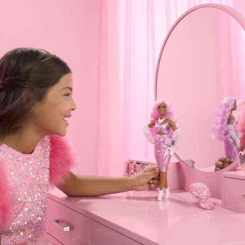 Papusa Barbie Deluxe Style cu Par Roz si Rochie Glam [2]