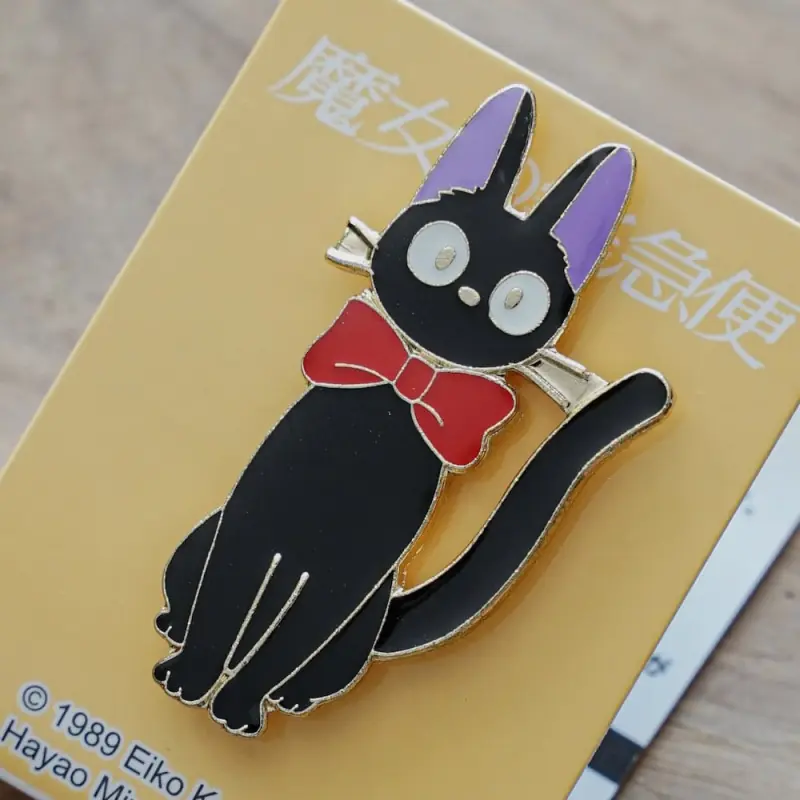 Noutati - Studio Ghibli Kiki's Delivery Service - Insigna Metalica Jiji cu Fundita