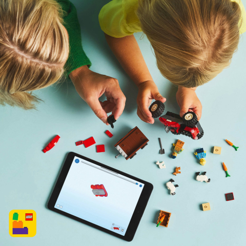 Tractor de ferma rosu cu remorca si oi [4]