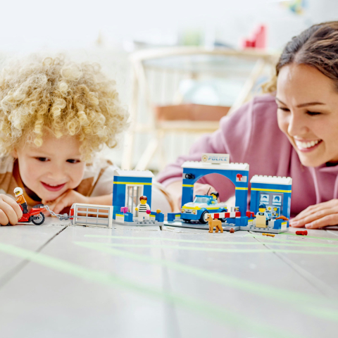 Urmarire la sectia de politie [4]