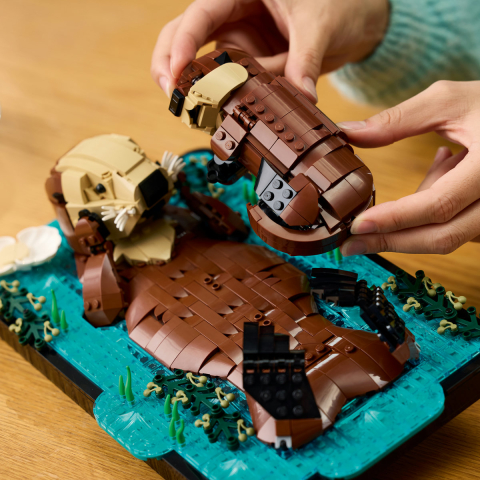 LEGO Ideas 21366 Vidre Plutind pe Mare – Set Decorativ 1234 Piese [4]