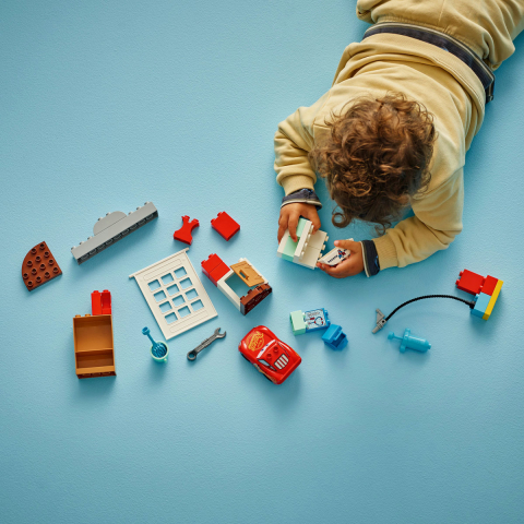 LEGO DUPLO Masini Disney si Pixar Vizita lui McQueen la garajul lui Doc 10456 [3]