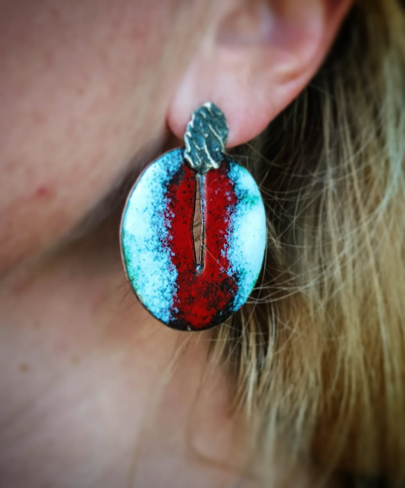 cercei argint patinat cu email rosu si alb lucrati manual în Clujanual în Cluj  bijuterie unicat din argint colecția LAVA Liana Jewelry  inel texturat cu detalii din argint și email România [4]
