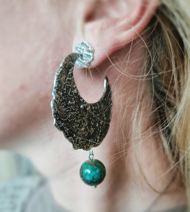 cercei argint patinat si turquaz de nepal lucrati manual în Cluj  bijuterie unicat din argint colecția LAVA Liana Jewelry  inel texturat cu detalii din argint și România [3]