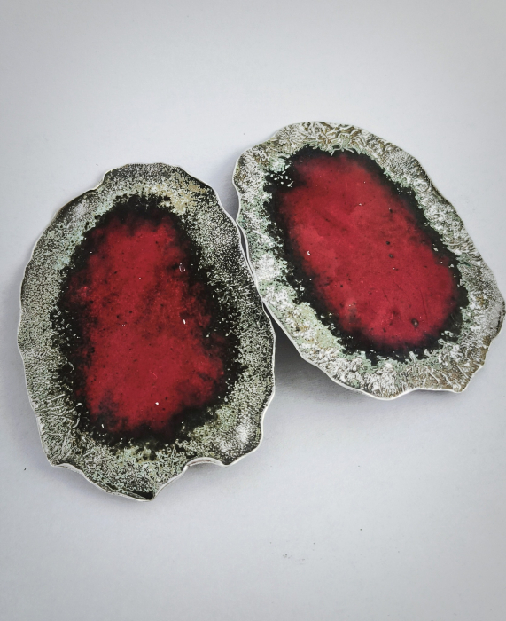 cercei argint patinat cu email rosulucrati manual în Clujanual în Cluj  bijuterie unicat din argint colecția LAVA Liana Jewelry  inel texturat cu detalii din aur și pietre naturale România [2]