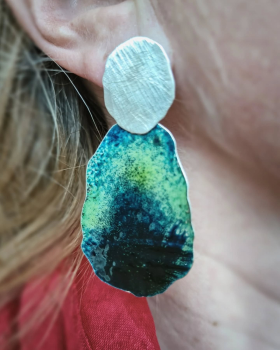 cercei argint patinat cu email verde, albastru, galben lucrati manual în Cluj  colecția Alchimia Culorilor [1]