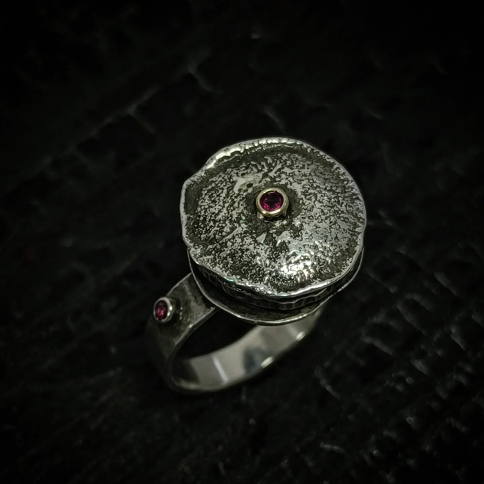 inel de argint Crater cu rubin și granat lucrat manual în Cluj  bijuterie unicat din argint colecția LAVA Liana Jewelry  inel texturat cu detalii din aur și pietre naturale România [1]