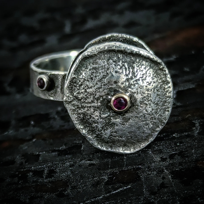 inel de argint Crater cu rubin și granat lucrat manual în Cluj  bijuterie unicat din argint colecția LAVA Liana Jewelry  inel texturat cu detalii din aur și pietre naturale România [3]