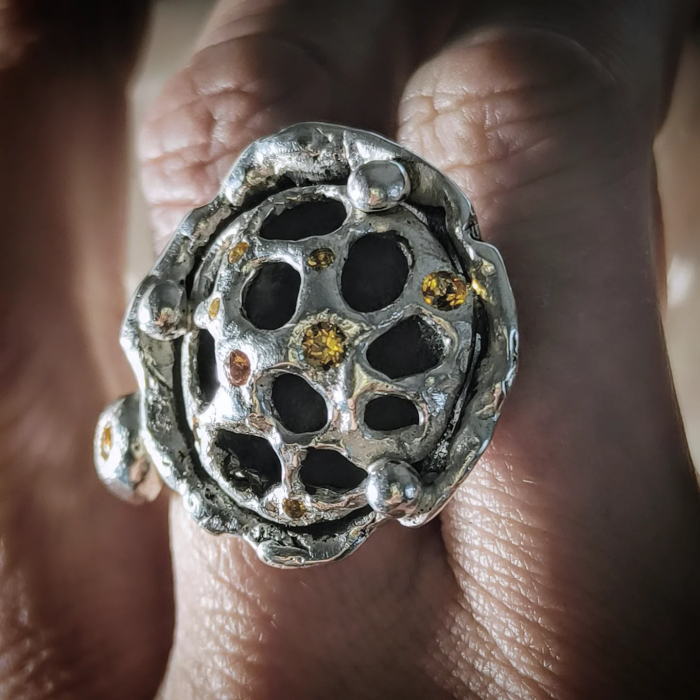 inel de argint Forta pamantului cu citrin si safir lucrat manual în Cluj  bijuterie unicat din argint colecția LAVA Liana Jewelry  inel texturat cu detalii din aur și pietre naturale România [4]