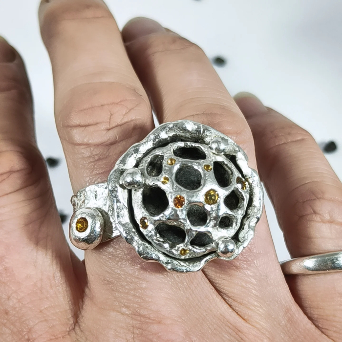 inel de argint Forta pamantului cu citrin si safir lucrat manual în Cluj  bijuterie unicat din argint colecția LAVA Liana Jewelry  inel texturat cu detalii din aur și pietre naturale România [8]