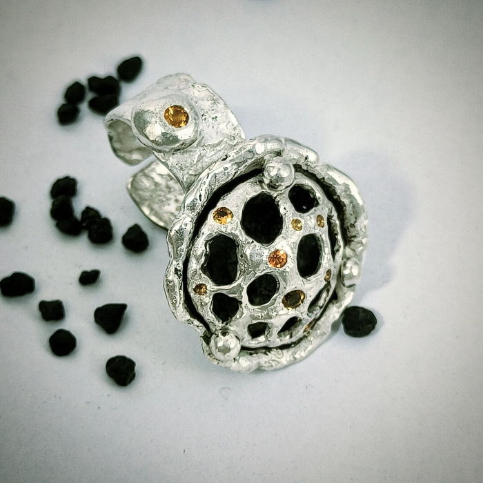 inel de argint Forta pamantului cu citrin si safir lucrat manual în Cluj  bijuterie unicat din argint colecția LAVA Liana Jewelry  inel texturat cu detalii din aur și pietre naturale România [2]