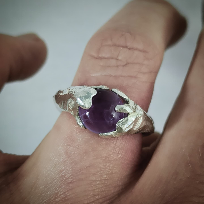 inel de argint Imbratisare cu ametist lucrat manual în Cluj  bijuterie unicat din argint colecția LAVA Liana Jewelry  inel texturat cu detalii din aur și pietre naturale România [2]