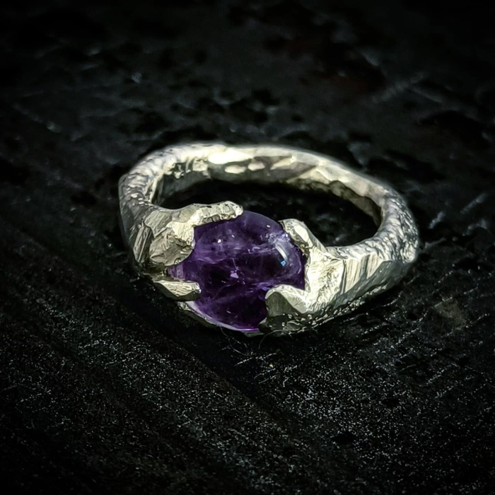 inel de argint Imbratisare cu ametist lucrat manual în Cluj  bijuterie unicat din argint colecția LAVA Liana Jewelry  inel texturat cu detalii din aur și pietre naturale România [3]