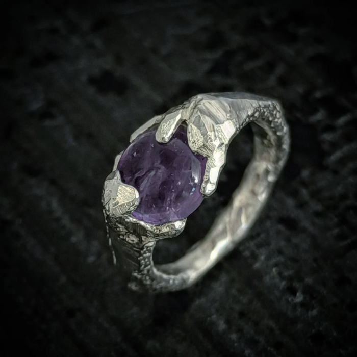inel de argint Imbratisare cu ametist lucrat manual în Cluj  bijuterie unicat din argint colecția LAVA Liana Jewelry  inel texturat cu detalii din aur și pietre naturale România [4]