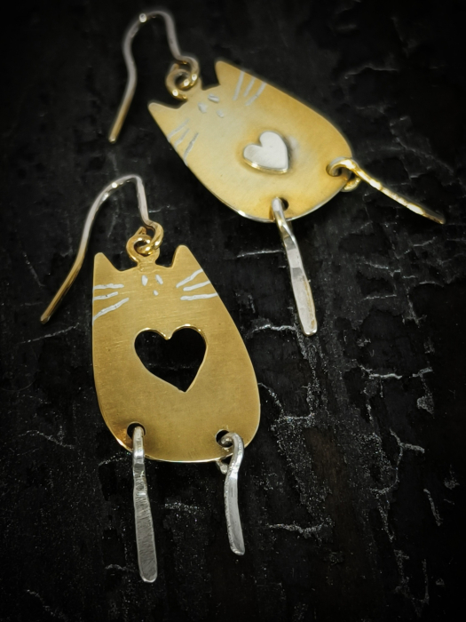 cercei pisicuță din argint lucrati manual în Cluj. Seria „Pisicuțe” reunește bijuterii delicate din argint 925, realizate manual în atelierul Liana Jewelry din Cluj. [1]