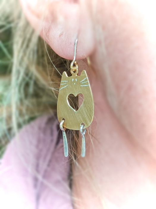 cercei pisicuță din argint lucrati manual în Cluj. Seria „Pisicuțe” reunește bijuterii delicate din argint 925, realizate manual în atelierul Liana Jewelry din Cluj. [2]