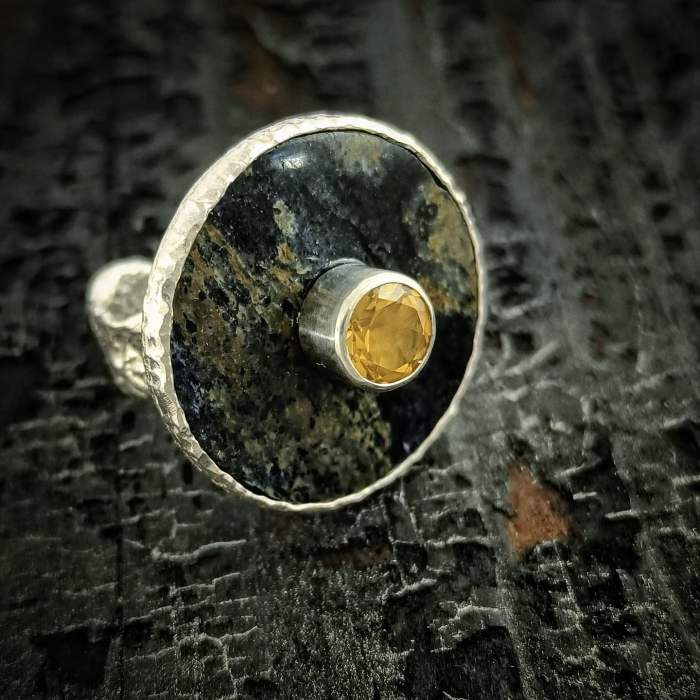 inel de argint Imbratisare cu citrin lucrat manual în Cluj  bijuterie unicat din argint colecția LAVA Liana Jewelry  inel texturat cu detalii din aur și pietre naturale România [3]