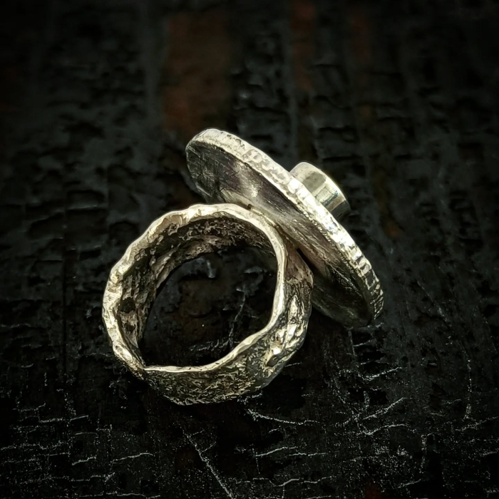 inel de argint Imbratisare cu citrin lucrat manual în Cluj  bijuterie unicat din argint colecția LAVA Liana Jewelry  inel texturat cu detalii din aur și pietre naturale România [4]