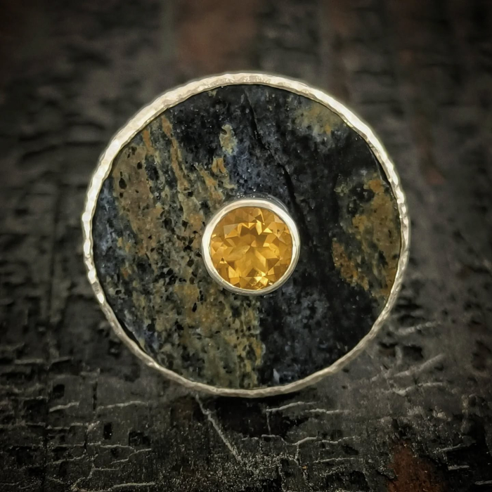 inel de argint Imbratisare cu citrin lucrat manual în Cluj  bijuterie unicat din argint colecția LAVA Liana Jewelry  inel texturat cu detalii din aur și pietre naturale România [2]