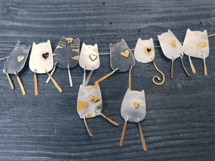 Cercei pisicuță din argint lucrati manual în Cluj. Seria „Pisicuțe” reunește bijuterii delicate din argint 925, realizate manual în atelierul Liana Jewelry din Cluj. [3]