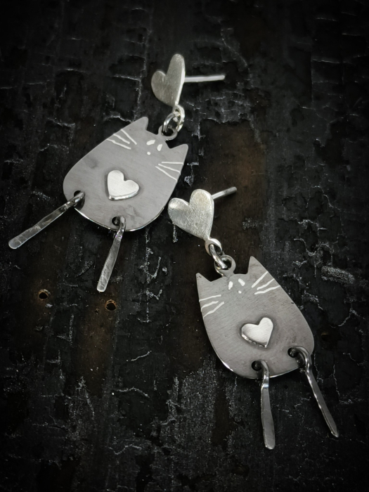 Cercei pisicuță din argint lucrati manual în Cluj. Seria „Pisicuțe” reunește bijuterii delicate din argint 925, realizate manual în atelierul Liana Jewelry din Cluj. [2]