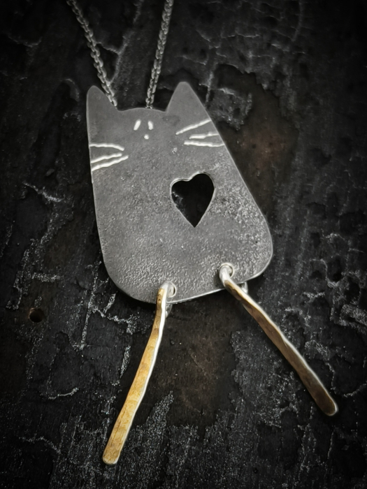 Cercei pisicuță din argint lucrati manual în Cluj. Seria „Pisicuțe” reunește bijuterii delicate din argint 925, realizate manual în atelierul Liana Jewelry din Cluj. [4]